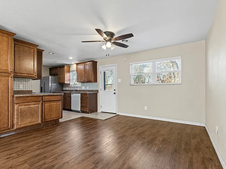 1001 Altamont Dr — Photo 9