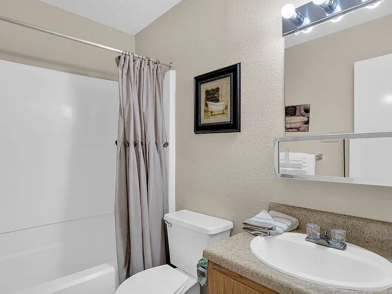 Woodlake Apartments — Photo 30