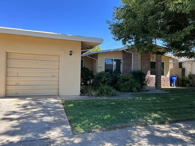 6801 Las Palamitas Way - South Land Park Duplex with central heat and air. Close to shopping and ... — Photo 9