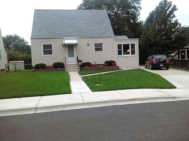 2762 Hawthorne St photo 1