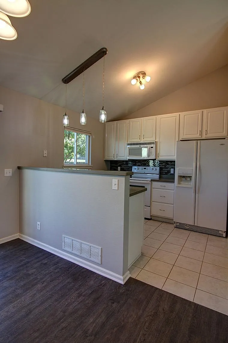 3 bed, 1280 sqft, $2,095 — Photo 2