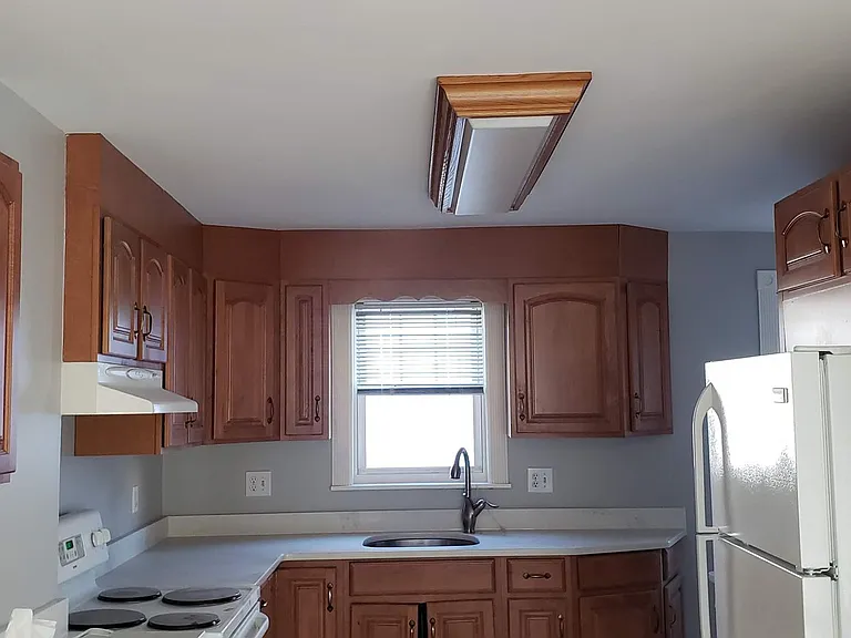 38 Strathmore Rd — Photo 2