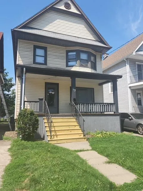 3 bed, 2200 sqft, $1,200 — Photo 2