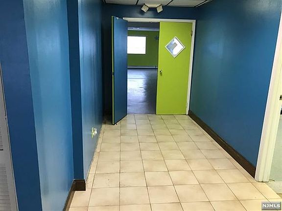 4th image of 303 Midland Ave