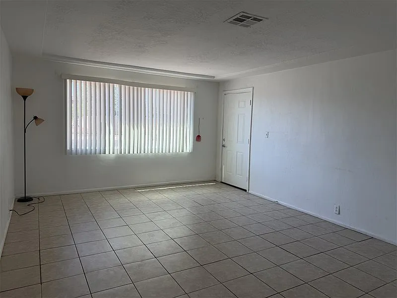 2 bed, 1.0 bath, 835 sqft, $1,225 — Photo 4