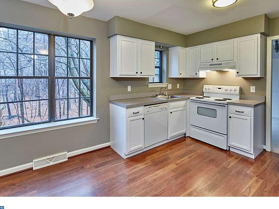 3rd image of 22 Tall Oaks Dr