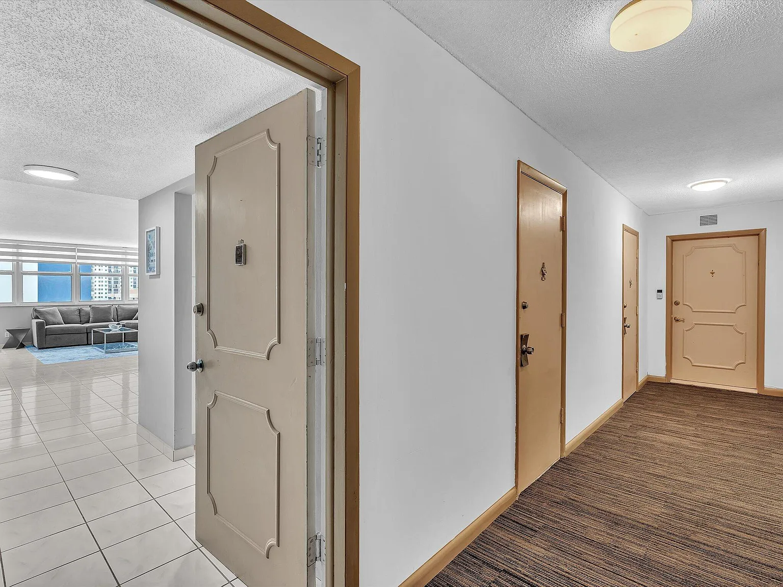 Trafalgar Towers Condomin — Photo 4