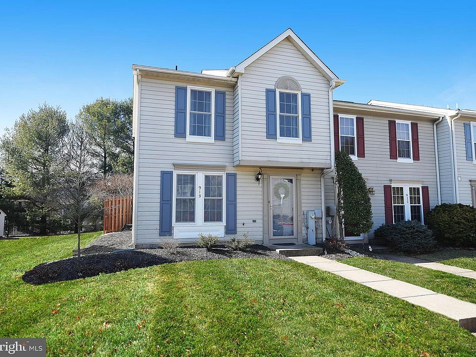 1st image of 913 Gainsborough Ct