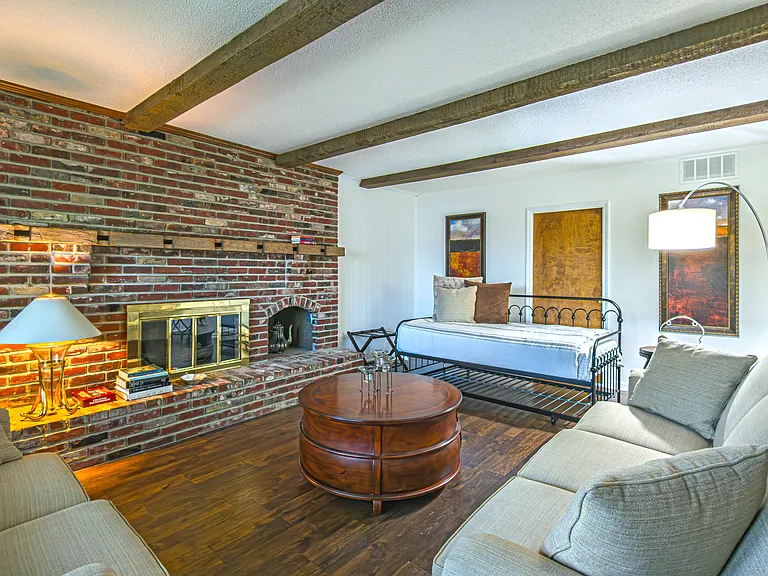 3204 W Twickingham Dr — Photo 4