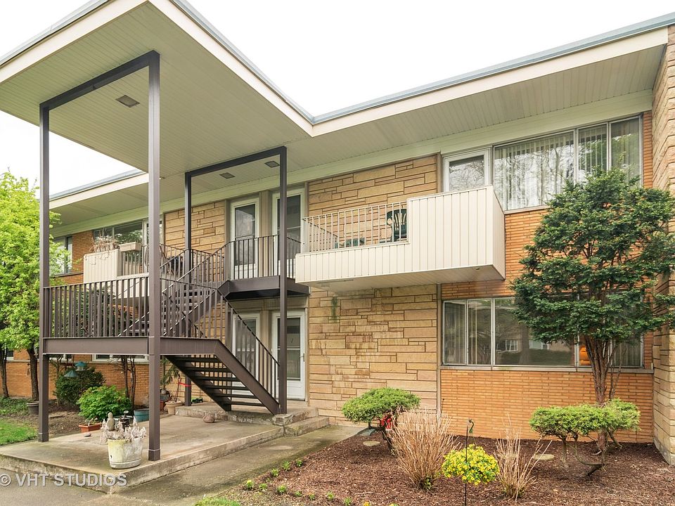 1st image of 10 Garden Dr APT 1