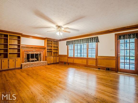 3rd image of 717 Oxford Ct