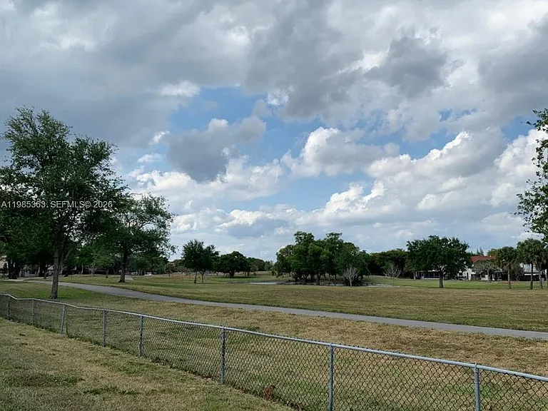 425 W Park Dr #9 — Photo 5
