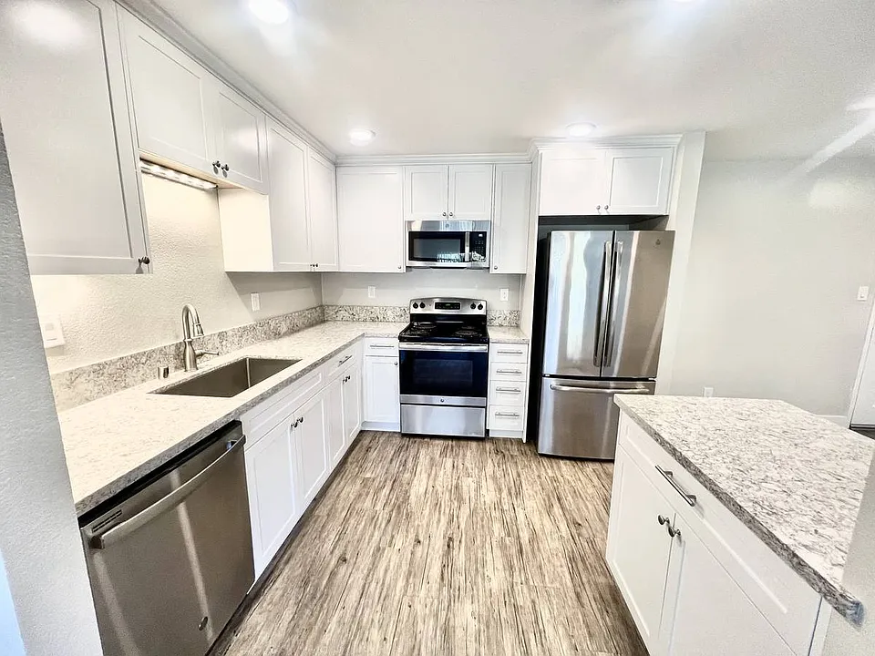33 Hayward Ave #107
