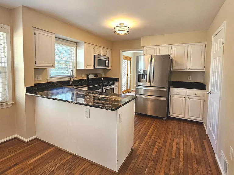 6413 Four Oaks Ln — Photo 12