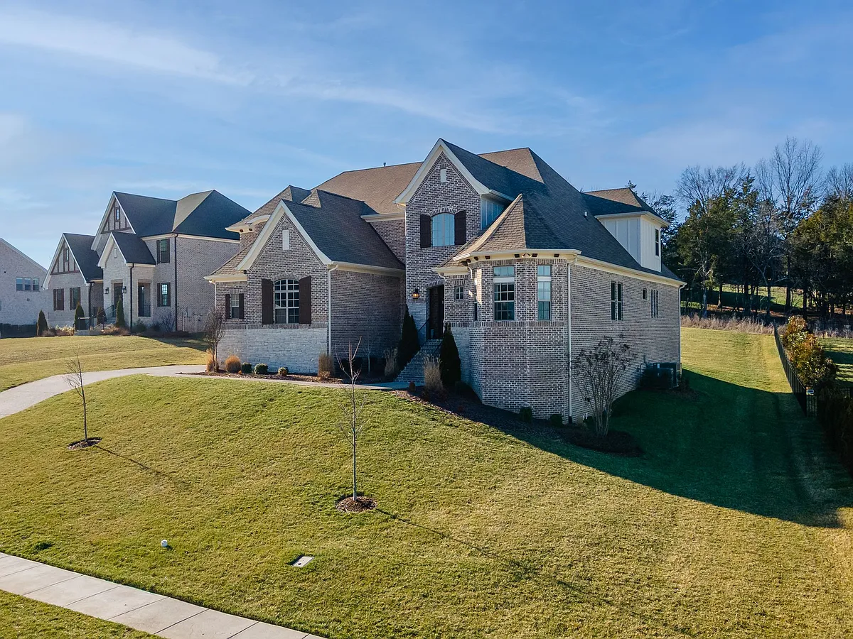 Beautiful setting for executive living - Parade Dr