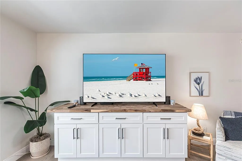 2 bed, 2.0 bath, 1163 sqft, $9,000 — Photo 4