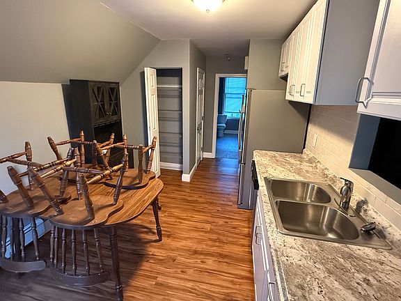 2nd image of 136 Hall St Unit 2