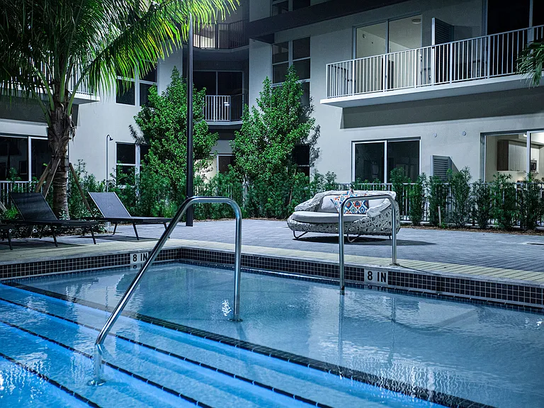 850 Living — Photo 21