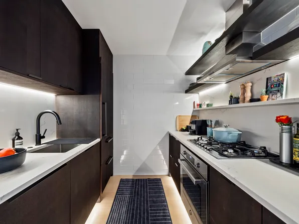 256 Bedford Avenue image 12 of 27