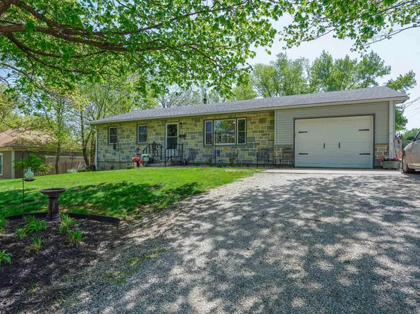 737 W 6th St, Holton, KS 66436