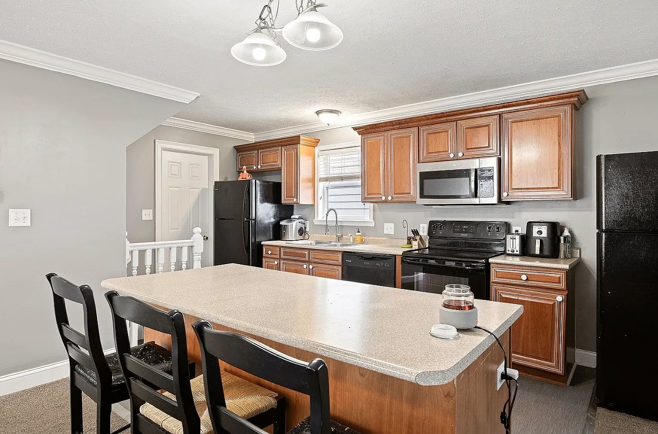 4 bed, 3.5 bath, 3210 sqft, $2,849 — Photo 4