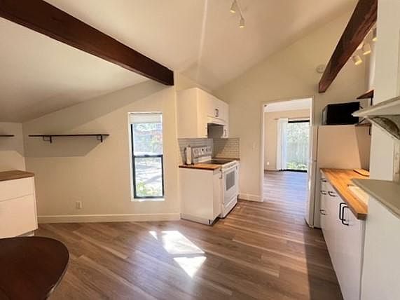 Spacious Kitchen Area/Breakfast Table