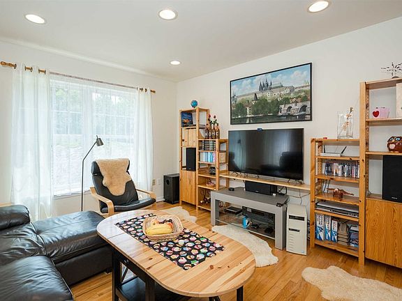 5th image of 268 Pinebrook Dr