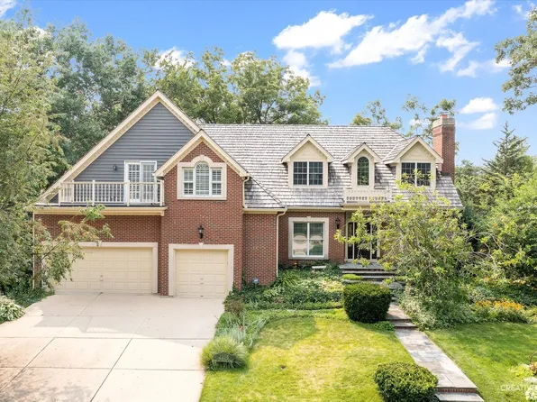 2235 River Woods Dr, Naperville, IL 60565