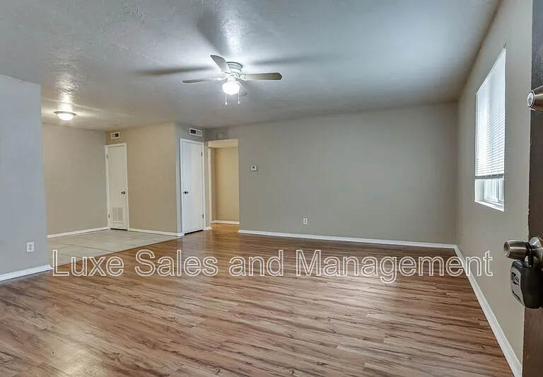 6026 Nw Expy #C — Photo 5