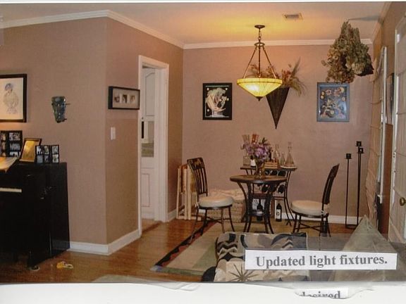 EAT IN LIVING/DINING COMBO 