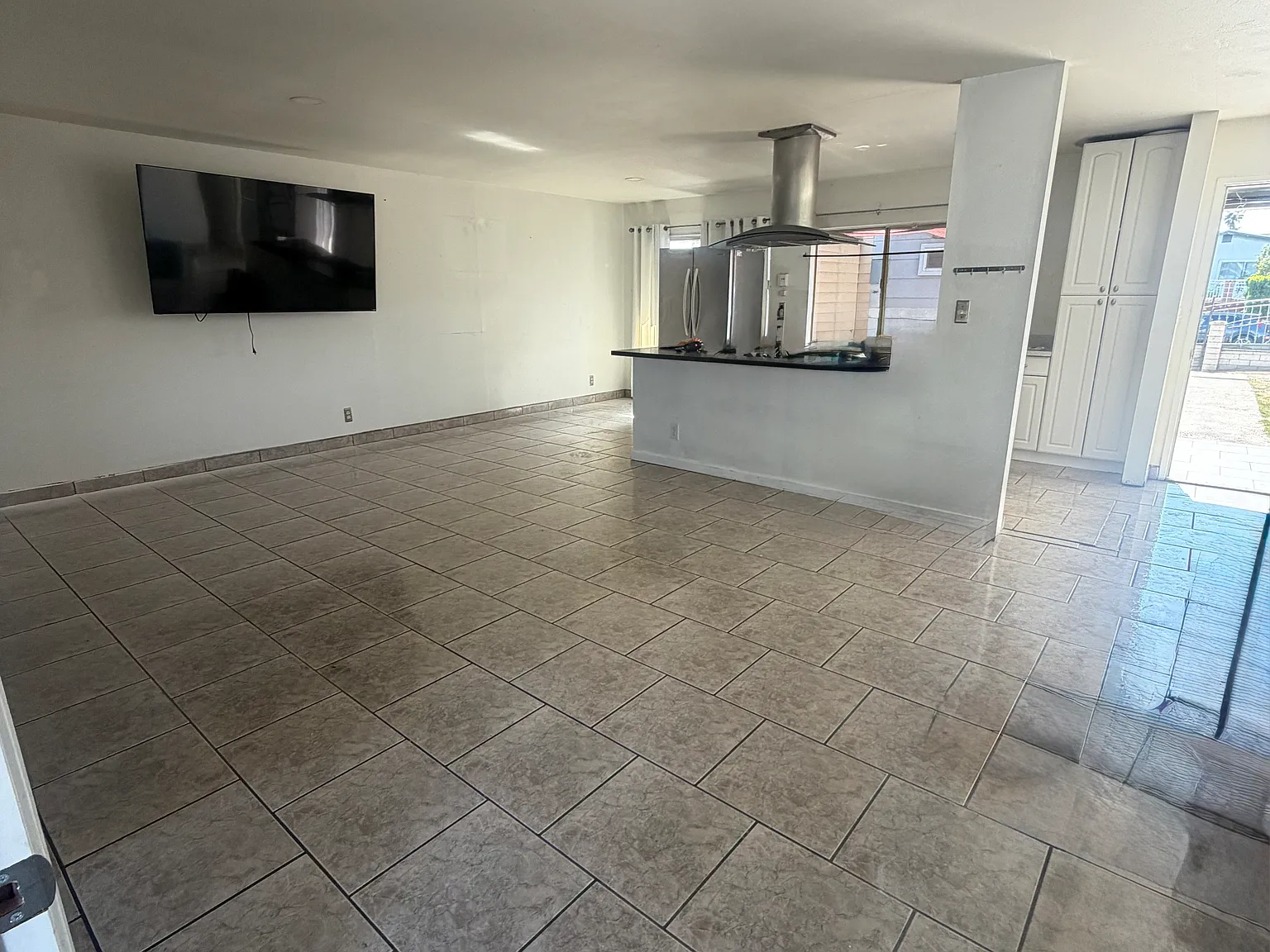 3 bed, 1100 sqft, $3,100 — Photo 4