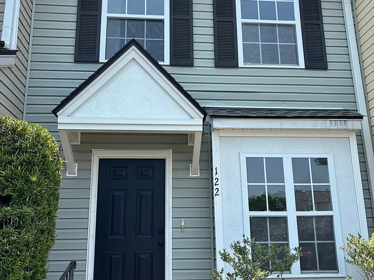 122 Hornby Cir — Photo 2
