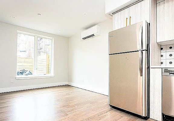 2nd image of 218 Bainbridge St #1B