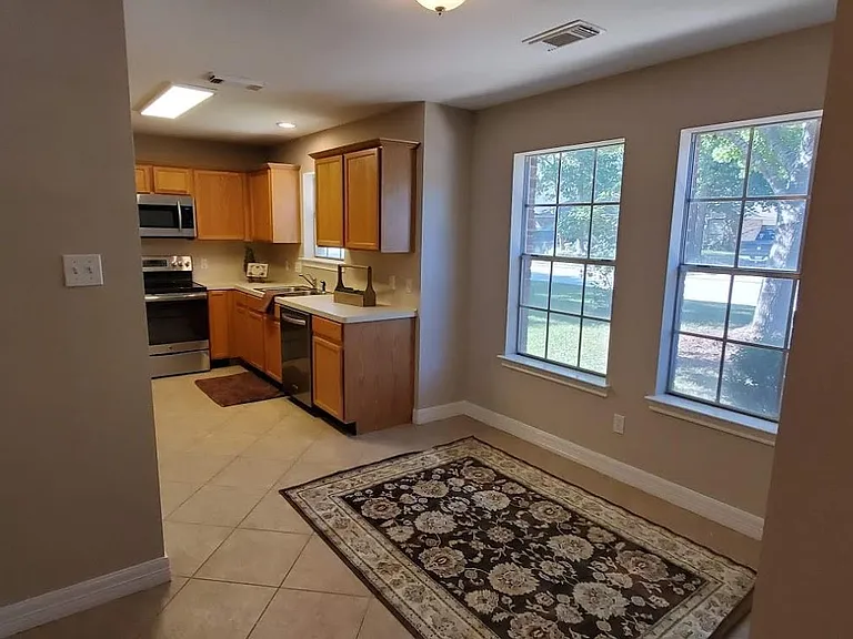 1207 Toby Ln — Photo 4