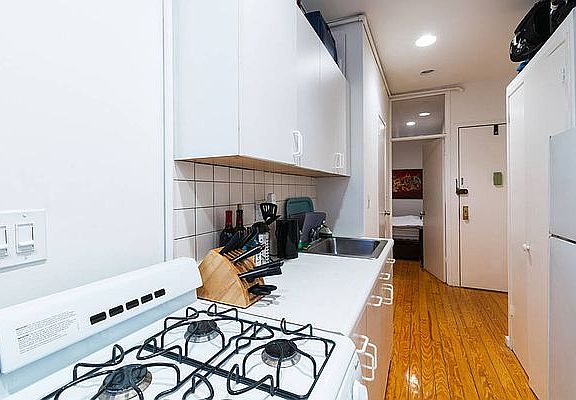 5th image of 52 E 7th St APT 6