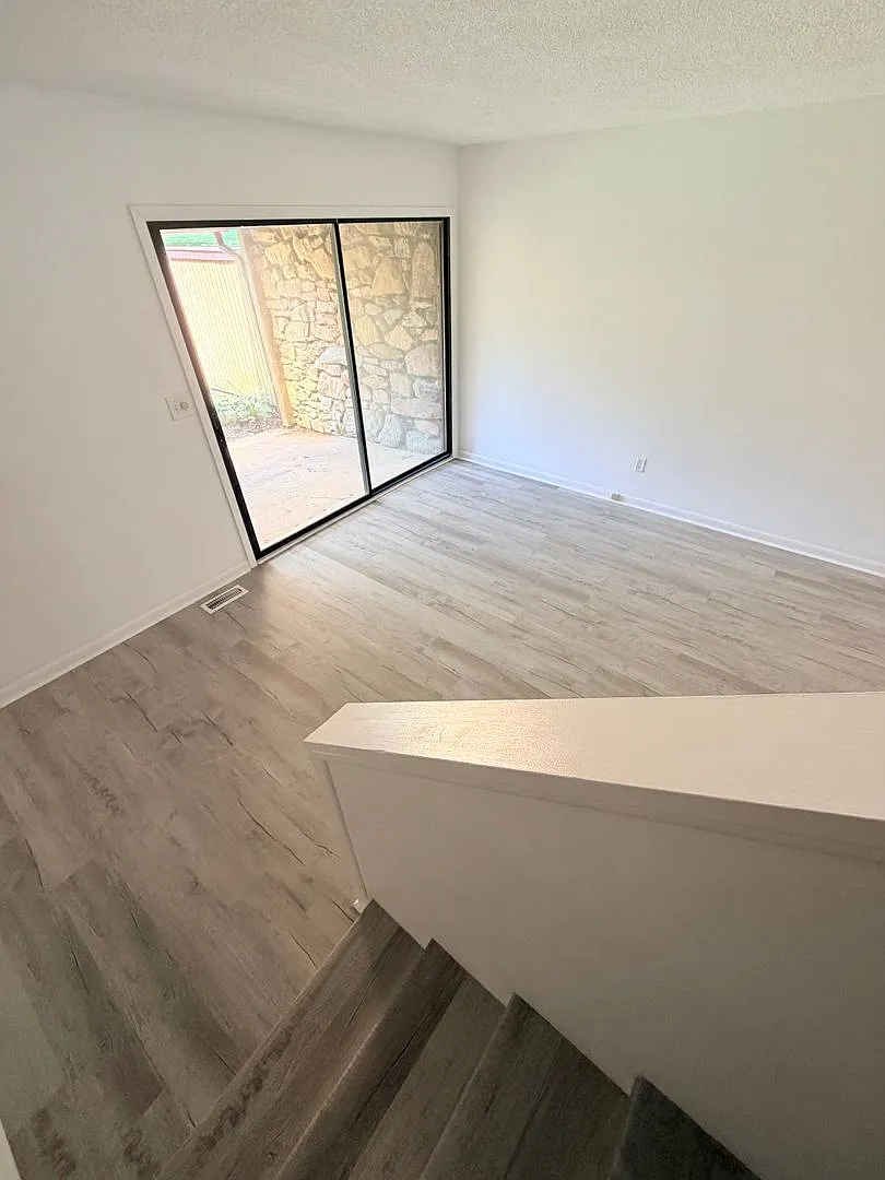 Great Arden Location - 2 Bed, 1.5 Bath Condo - Available Now! — Photo 3