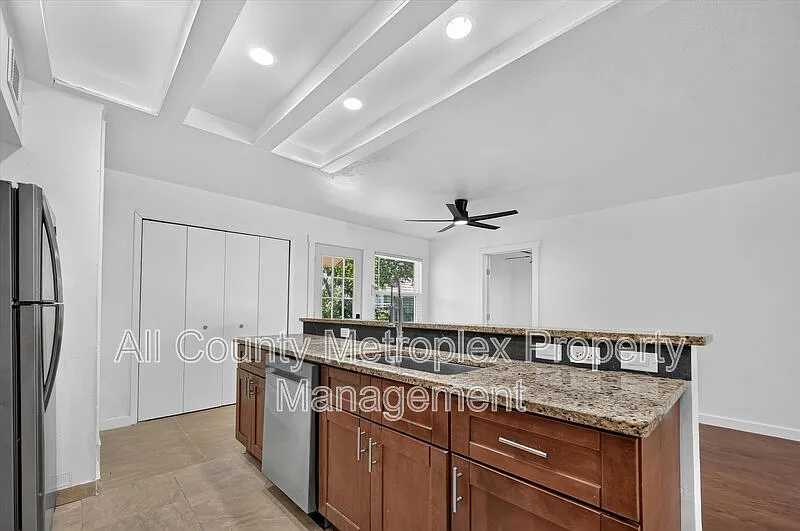 3 bed, 2.0 bath, 1140 sqft, $2,100 — Photo 3