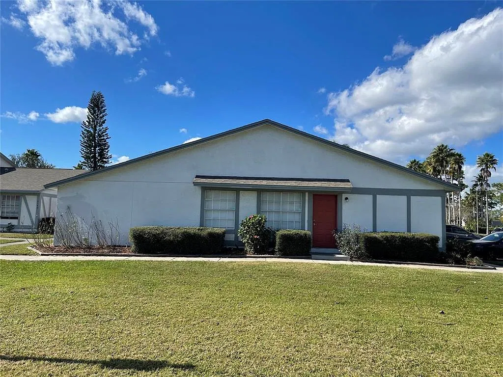 3 bed, 2.0 bath, 1056 sqft, $1,800 — Photo 2