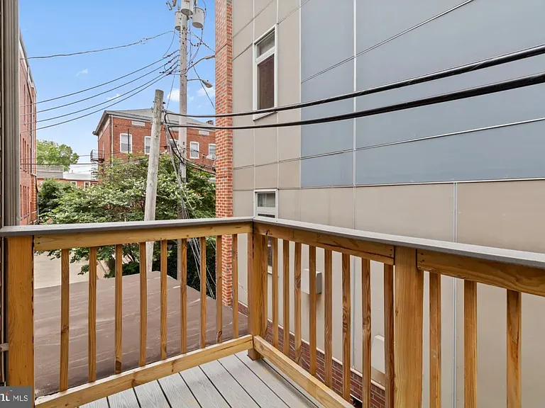 1122 William St — Photo 3