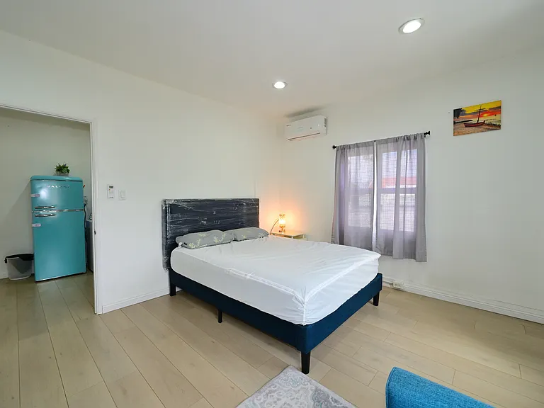Fully upgraded and fully furnished spacious and bright apartment across from PCC. perfect for caltech and pcc students (we accept co-signer).