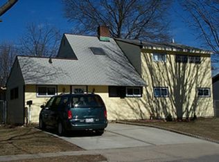 17 Flamingo Rd, Levittown, NY 11756