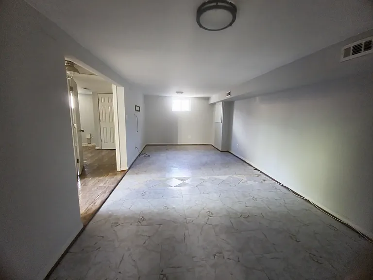 2317 Roslyn Ave — Photo 4