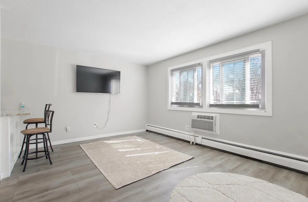 2616 Harriet Ave — Photo 2