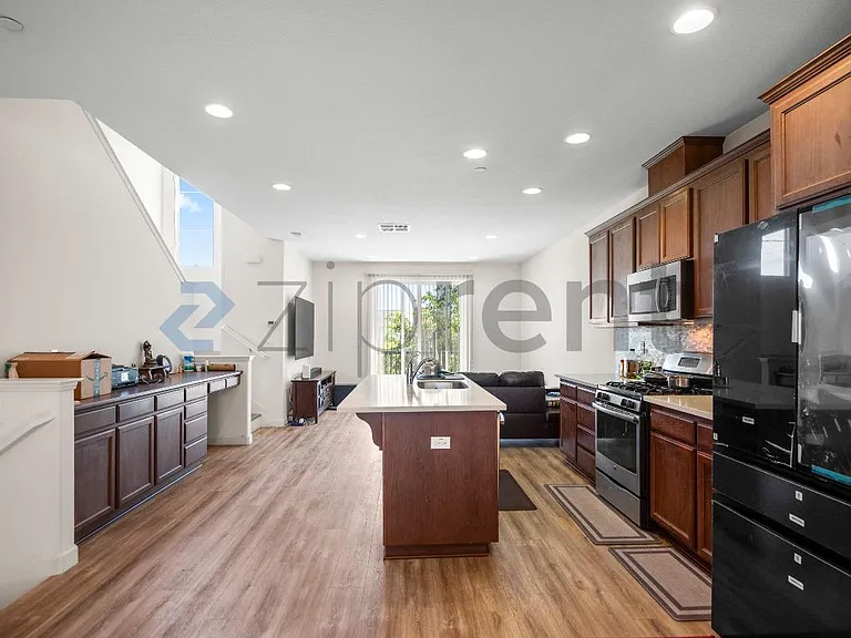 2387 Central Pkwy — Photo 9