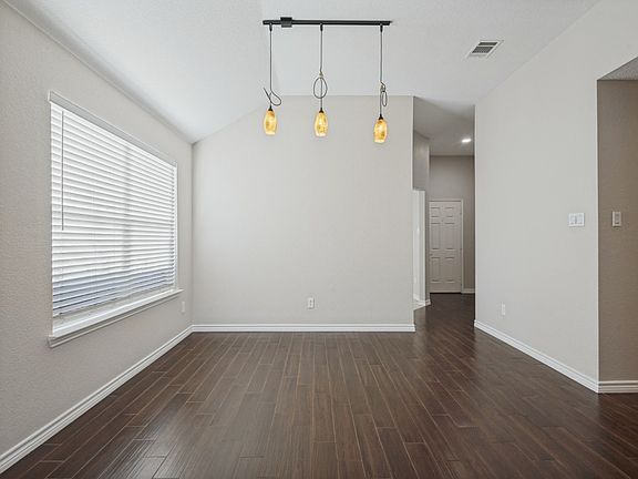 4th image of 2616 Emerald Ln