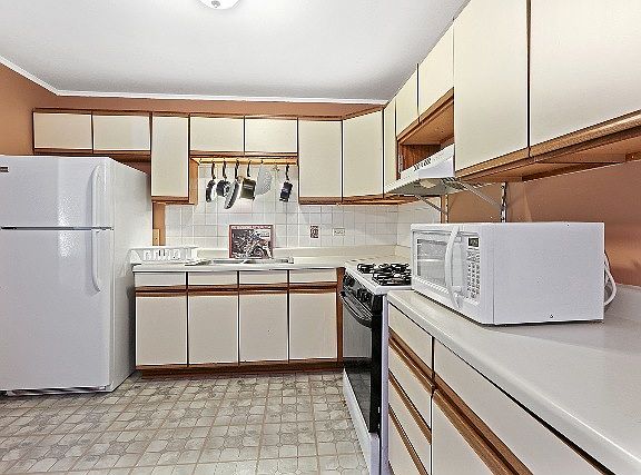 2nd image of 16709 Hilltop Ave