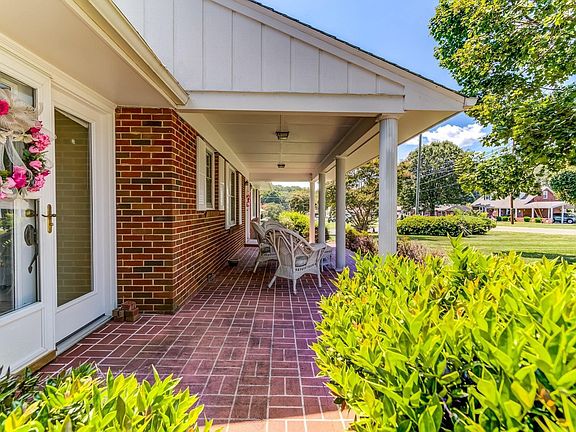 3rd image of 455 Hilltop Dr