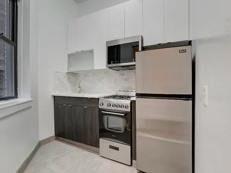 148 E 30th St #3E — Photo 4