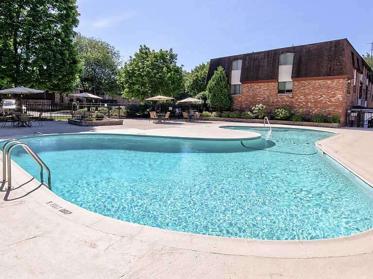 Hollandale Apartments — Photo 17