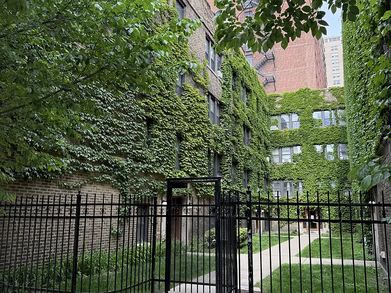 3161 N Hudson Ave #H1 — Photo 1